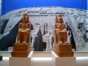 博物館にて。 ラムセス2世像2体。 高さ2m。 発泡